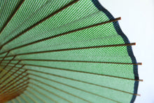 画像をギャラリービューアに読み込む, 蛇の目傘【鹿の子 緑】 - 和傘CASA

