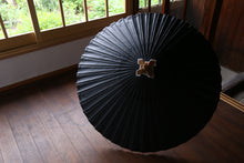 画像をギャラリービューアに読み込む, 蛇の目傘【黒(軒赤)】 - 和傘CASA
