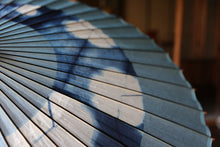 画像をギャラリービューアに読み込む, 蛇の目傘【石徹白藍染2023　助六花】 - 和傘CASA
