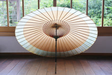 Load image into Gallery viewer, 蛇の目傘【軒奴　柿渋×かすみ染(グリーンイエロー)】 - 和傘CASA
