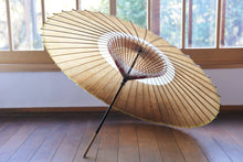 Load image into Gallery viewer, 蛇の目傘【中張　柿渋(黒柿)×白胡粉】 - 和傘CASA
