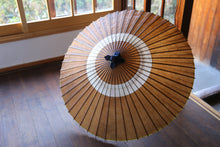 Load image into Gallery viewer, 蛇の目傘【中張　柿渋(黒柿)×白胡粉】 - 和傘CASA
