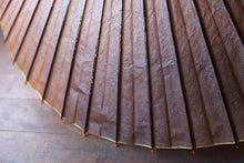 Load image into Gallery viewer, 蛇の目傘【中張　柿渋(黒柿)×白胡粉】 - 和傘CASA
