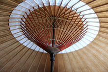 Load image into Gallery viewer, 蛇の目傘【中張　柿渋(黒柿)×白胡粉】 - 和傘CASA
