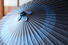 Load image into Gallery viewer, 蛇の目傘【中張　紫黒×藍】 - 和傘CASA
