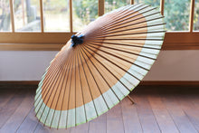 Load image into Gallery viewer, 蛇の目傘【軒奴　柿渋×かすみ染(グリーン)】 - 和傘CASA
