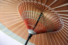 Load image into Gallery viewer, 蛇の目傘【軒奴　柿渋×かすみ染(グリーン)】 - 和傘CASA
