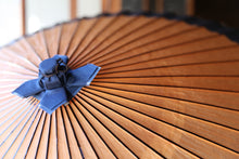 Load image into Gallery viewer, 蛇の目傘【軒奴　柿渋染×紫黒】 - 和傘CASA
