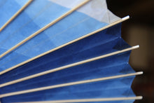 Cargar imagen en el visor de la galería, Sombrilla Ajiro [Espiral Teñido Índigo Blanco Itetsu 2021]
