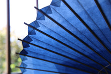 Cargar imagen en el visor de la galería, Sombrilla Ajiro [Espiral Teñido Índigo Blanco Itetsu 2021]
