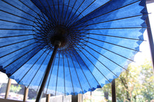 Cargar imagen en el visor de la galería, Sombrilla Ajiro [Espiral Teñido Índigo Blanco Itetsu 2021]

