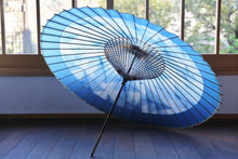 Load image into Gallery viewer, 蛇の目傘【石徹白藍染2021　三角】 - 和傘CASA
