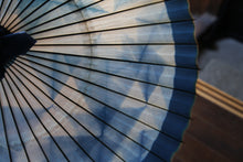 Load image into Gallery viewer, 蛇の目傘【石徹白藍染2021　三角】 - 和傘CASA
