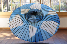 Load image into Gallery viewer, 蛇の目傘【石徹白藍染　氷】 - 和傘CASA
