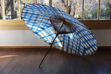 Load image into Gallery viewer, 蛇の目傘【石徹白藍染　格子】 - 和傘CASA
