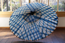 Load image into Gallery viewer, 蛇の目傘【石徹白藍染　格子】 - 和傘CASA
