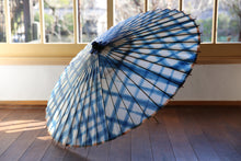 Load image into Gallery viewer, 蛇の目傘【石徹白藍染　格子】 - 和傘CASA
