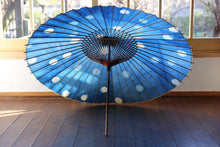 Load image into Gallery viewer, 蛇の目傘【石徹白藍染　水玉】 - 和傘CASA

