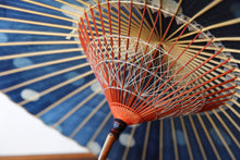 Load image into Gallery viewer, 蛇の目傘【石徹白藍染　水玉】 - 和傘CASA
