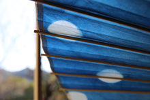 Load image into Gallery viewer, 蛇の目傘【石徹白藍染　水玉】 - 和傘CASA
