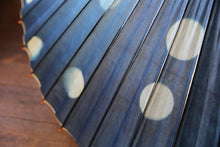 Load image into Gallery viewer, 蛇の目傘【石徹白藍染　水玉】 - 和傘CASA
