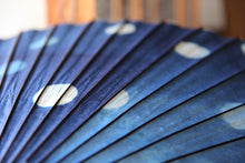 Load image into Gallery viewer, 蛇の目傘【石徹白藍染　水玉】 - 和傘CASA
