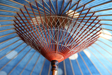 Load image into Gallery viewer, 蛇の目傘【石徹白藍染　水玉】 - 和傘CASA
