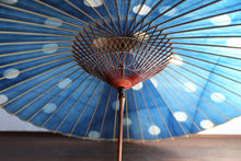 Load image into Gallery viewer, 蛇の目傘【石徹白藍染　水玉】 - 和傘CASA
