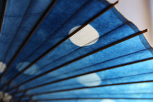 Load image into Gallery viewer, 蛇の目傘【石徹白藍染　水玉】 - 和傘CASA
