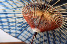 Load image into Gallery viewer, 蛇の目傘【石徹白藍染　格子】 - 和傘CASA
