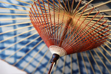 Load image into Gallery viewer, 蛇の目傘【石徹白藍染　格子】 - 和傘CASA
