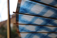 Load image into Gallery viewer, 蛇の目傘【石徹白藍染　格子】 - 和傘CASA
