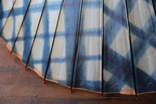 Load image into Gallery viewer, 蛇の目傘【石徹白藍染　格子】 - 和傘CASA
