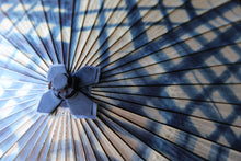 Load image into Gallery viewer, 蛇の目傘【石徹白藍染　格子】 - 和傘CASA
