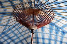 Load image into Gallery viewer, 蛇の目傘【石徹白藍染　格子】 - 和傘CASA
