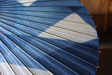 Load image into Gallery viewer, 蛇の目傘【石徹白藍染　氷】 - 和傘CASA
