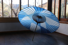 Load image into Gallery viewer, 蛇の目傘【石徹白藍染　氷】 - 和傘CASA
