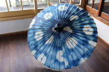 Load image into Gallery viewer, 蛇の目傘【石徹白藍染　花】 - 和傘CASA
