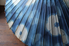 Load image into Gallery viewer, 蛇の目傘【石徹白藍染　花】 - 和傘CASA
