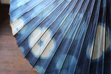 Load image into Gallery viewer, 蛇の目傘【石徹白藍染　花】 - 和傘CASA
