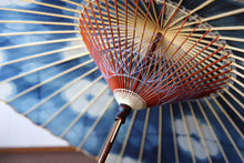 Load image into Gallery viewer, 蛇の目傘【石徹白藍染　花】 - 和傘CASA
