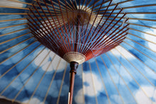 Load image into Gallery viewer, 蛇の目傘【石徹白藍染　花】 - 和傘CASA
