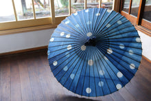 Load image into Gallery viewer, 蛇の目傘【石徹白藍染　水玉】 - 和傘CASA
