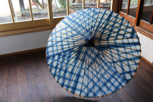 Load image into Gallery viewer, 蛇の目傘【石徹白藍染　格子】 - 和傘CASA
