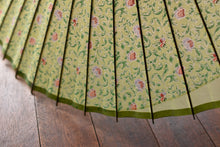 Cargar imagen en el visor de la galería, 蛇の目傘【月奴　花柄×若葉色】 - 和傘CASA
